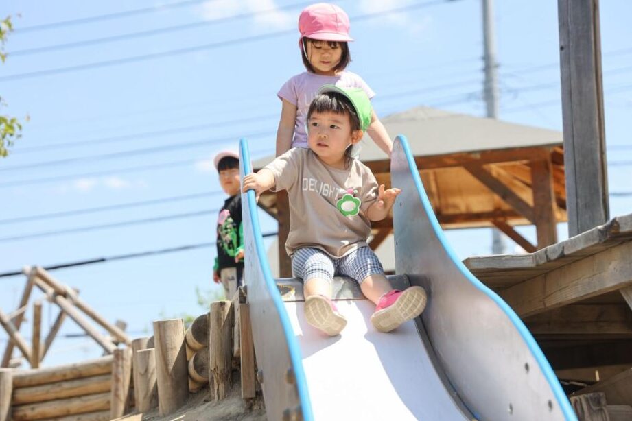 e585ace59c92e381afe4bd95e6adb3e381bee381a7e588a9e794a8e381a7e3818de3828befbc9fe5b9b4e9bda2e588a5e381aee9818ae381b3e696b9e382ace382a4 公園は何歳まで利用できる?年齢別の遊び方ガイド